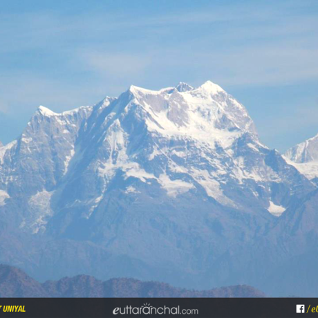 The mighty Chaukhamba as seen from Pauri.
पौड़ी से चौखम्भा पर्वत का एक खूबसूरत दृस्य.